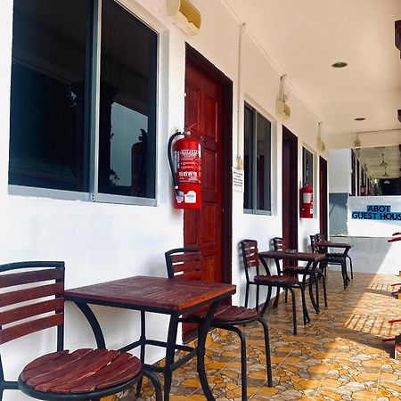 Abot Guest House 쿠알라타한 외부 사진
